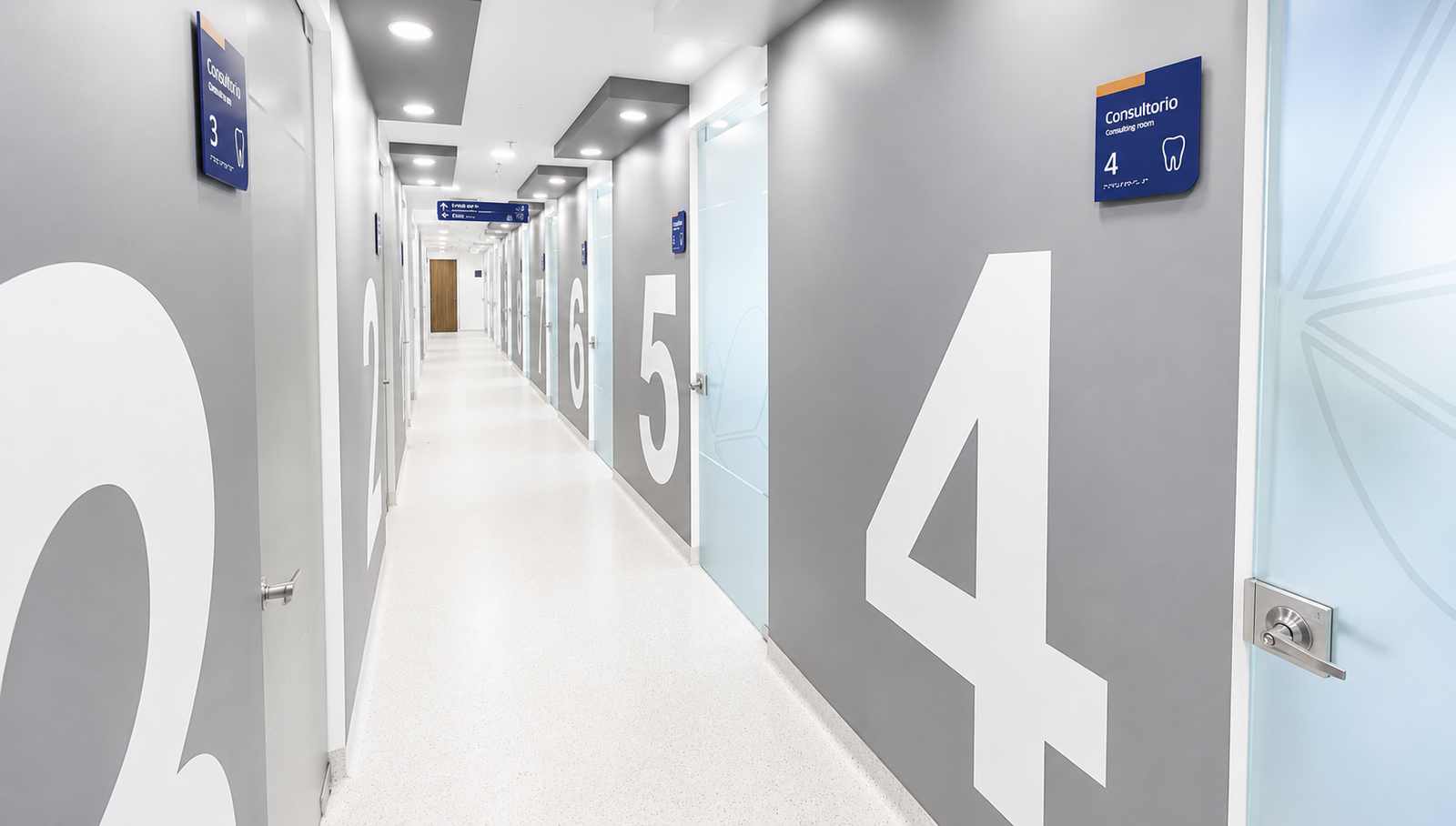 Pasillo de centro hospitalario con piso vinílico